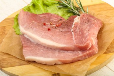 pişmemiş domuz biftek