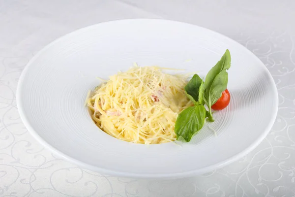 Pasta Carbonara serviert Basilikumblätter — Stockfoto
