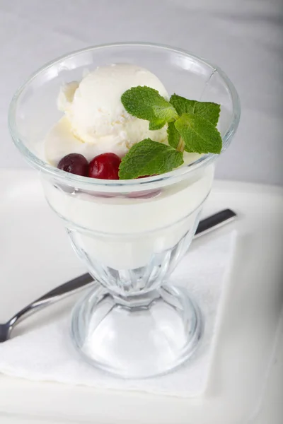 Ice cream with mint and berries — Stock Photo, Image