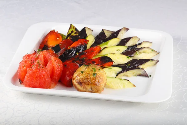 Légumes grillés dans une assiette — Photo