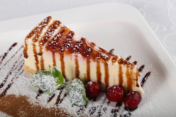 Cheesecake met kersen en mint — Stockfoto