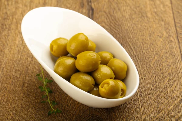 Fyllda oliver i skålen — Stockfoto