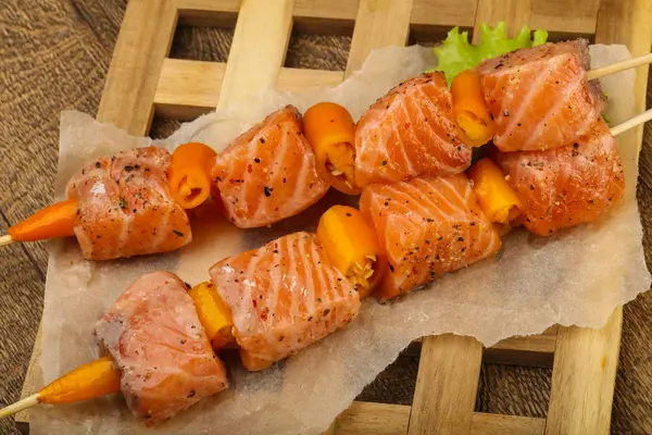 Çiğ somon şişleri