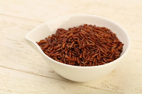 Råa brunt ris i skålen — Stockfoto