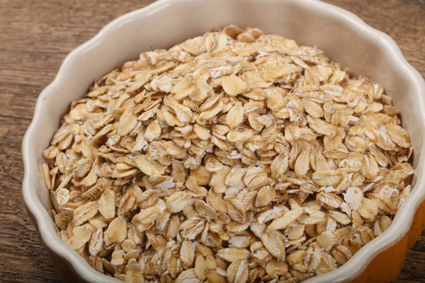 Kabın içinde çiğ yulaf ezmesi 