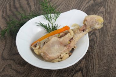 Haşlanmış tavuk budu