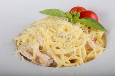 Makarna Carbonara fesleğen yaprakları hizmet.