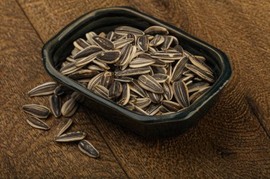 Kabın içinde ayçiçeği tohumu