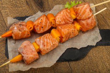 Çiğ somon şişleri