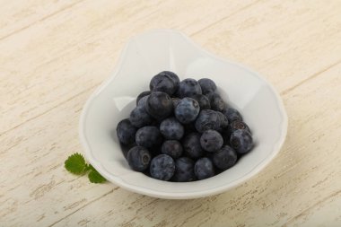 Kabın içinde olgunlaşmış yaban mersini 