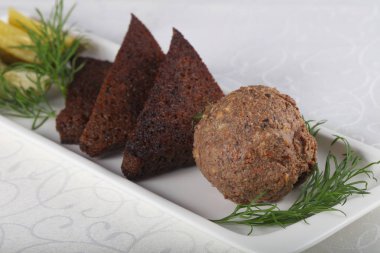 Ekmek ile yayılmış karaciğer