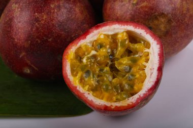 Tropikal ünlü tutku meyve