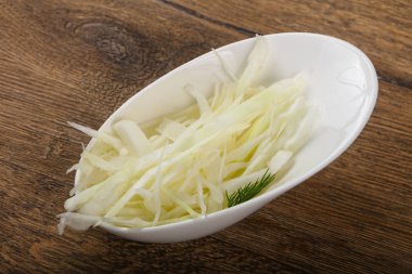 Kabın içinde rendelenmiş lahana 