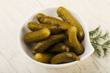 Kabın içinde salatalık turşusu