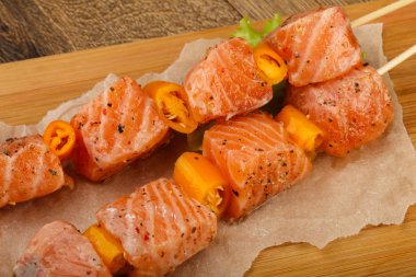 Çiğ somon şişleri
