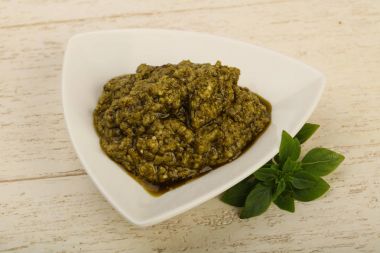 Pesto sos kabın içinde