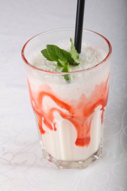 Süt şurubu ile kokteyl