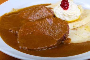 Sosu ve ekmek ile sığır eti