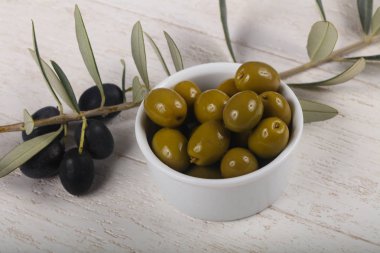 kabın içinde yeşil zeytin 