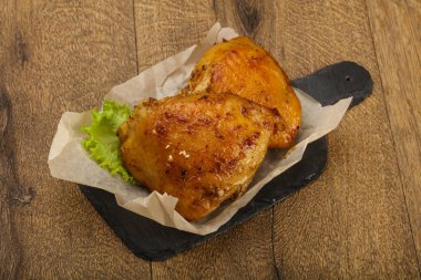 Kızarmış tavuk butları.