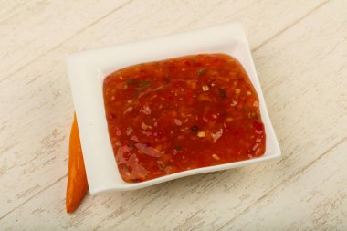 Tatlı ve ekşi sos kabın içinde