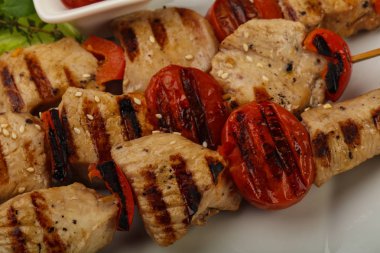 Izgara hindi şişleri