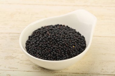 Kabın içinde siyah mercimek 