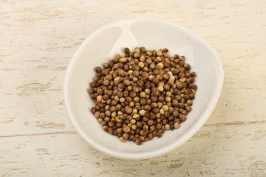 Kabın içinde kişniş tohumu