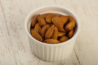 Kabın içinde etkili badem