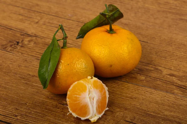 Tumpukan Tangerine dengan daun — Stok Foto