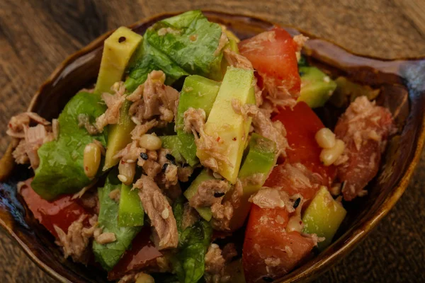 Ensalada de atún y aguacate —  Fotos de Stock