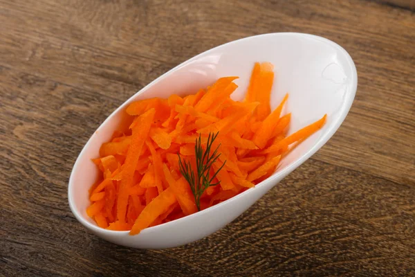 Разрезанная морковь в миске — стоковое фото