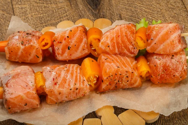 Çiğ somon şişleri