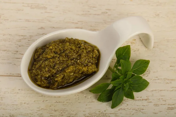 Pesto sos kabın içinde