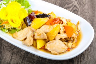 Ananas ve cahew ile fındık tavuk