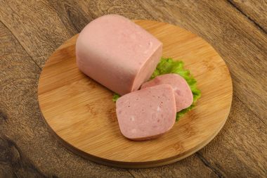 Lezzetli dilimlenmiş jambon sosis