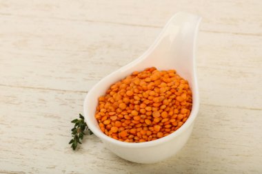 Kabın içinde portakal mercimek