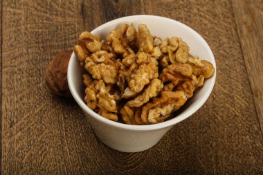 Kabın içinde açık ceviz