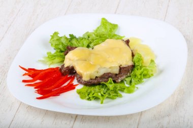 Ananas ve peynir soslu domuz eti