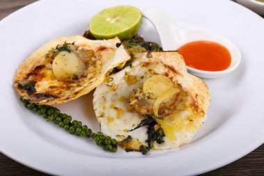 Ispanak ile pişmiş tarak