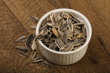 Kabın içinde ayçiçeği tohumu