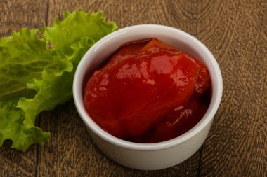 Kabın içinde soyulmuş domates