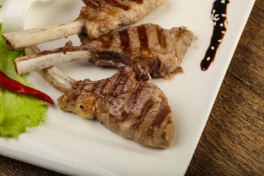 Domates soslu ızgara kuzu