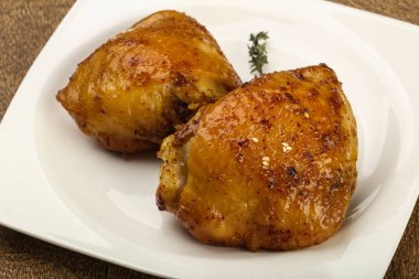 Kızarmış tavuk butları.