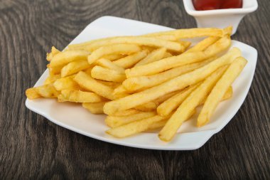 Ketçaplı patates kızartması.