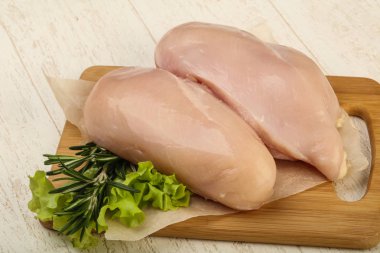 Çiğ tavuk göğsü.
