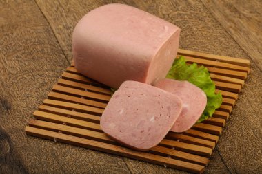 Lezzetli dilimlenmiş jambon sosis