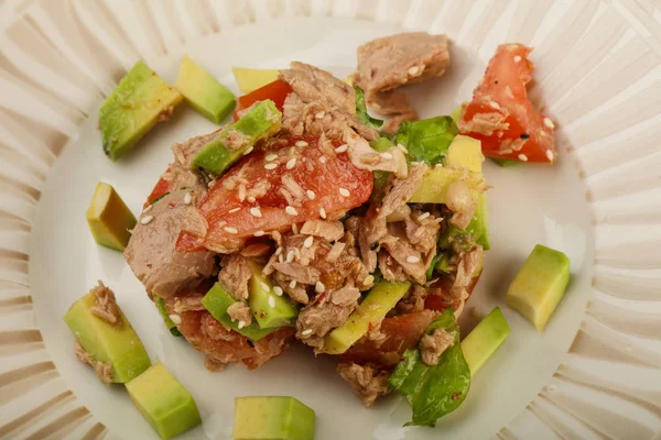 Ensalada de atún y aguacate —  Fotos de Stock