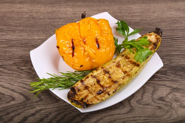 Kızarmış kabak biber ile