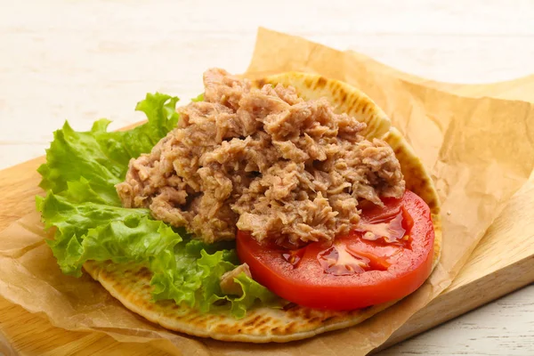 Tonfisk smörgås med tomat — Stockfoto